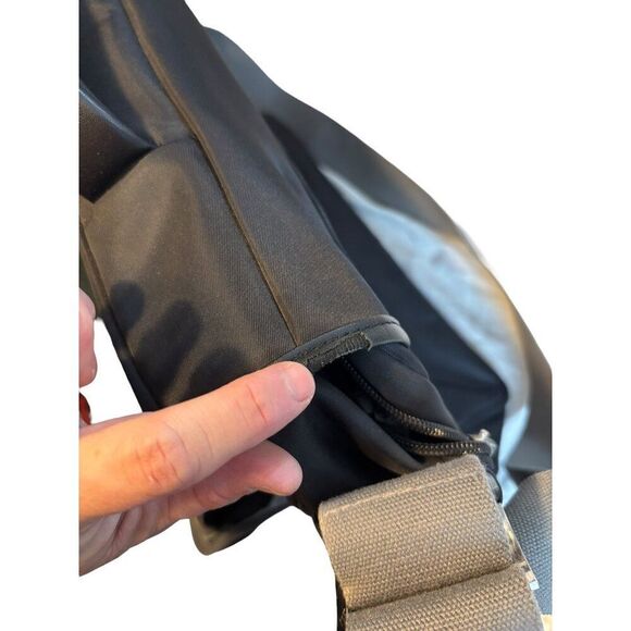 Kenneth Cole Reaction Black Messenger Bag With Multiple Pockets & Adjustable Str - Picture 5 of 16